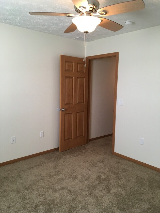 Building Photo - Laurel Creek Apts, 2225/2227 Shamrock Ln