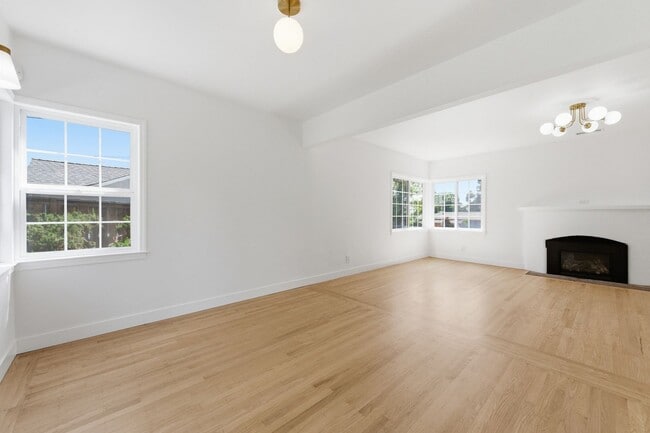 Building Photo - Charming 2 bed, 1.5 bath Alta Heights Home