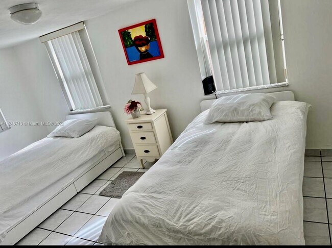 Building Photo - 2724 SW 34th Ct