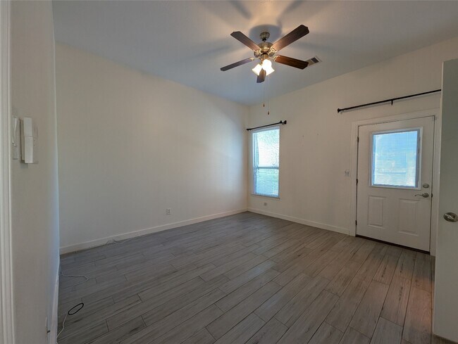 Building Photo - 913 Sweet Pine Dr