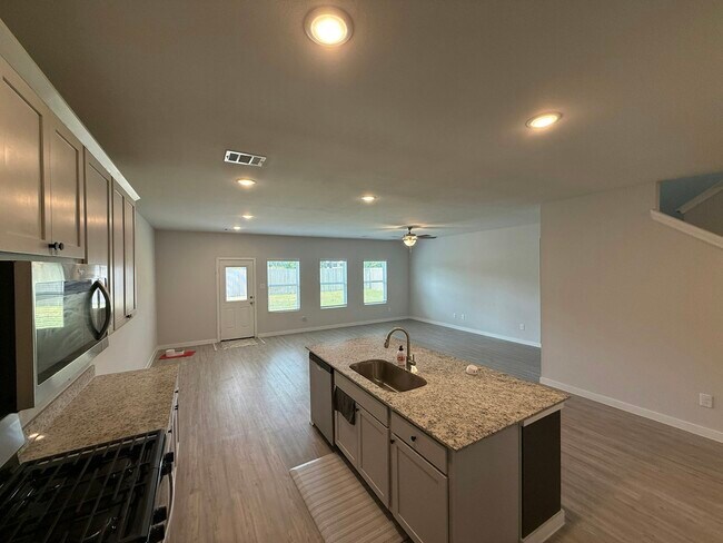 Building Photo - 25105 Pomegranate Pl