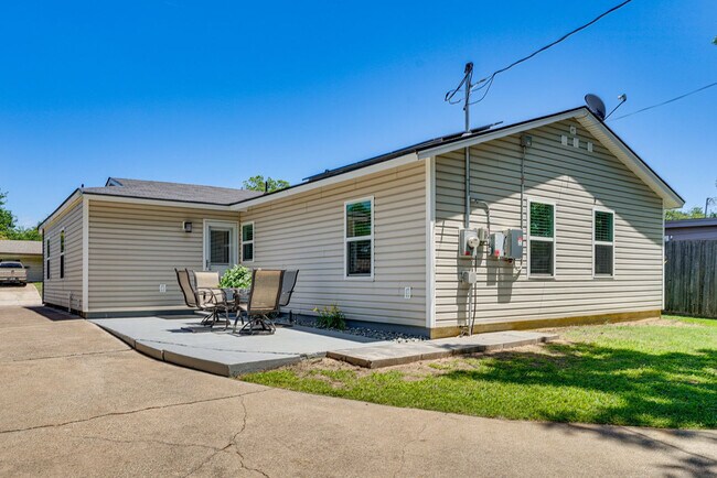 Building Photo - 1708 Kent Dr