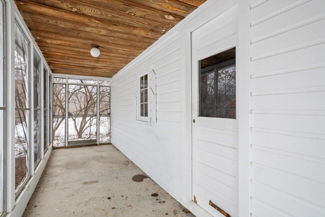 Building Photo - 17133 Delaware Ave