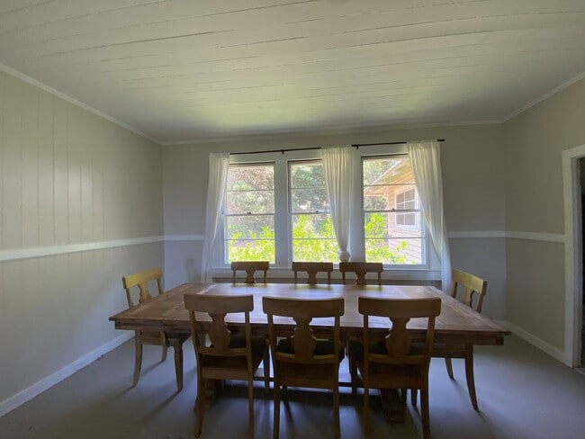 Building Photo - Furnished Plantation Home with 3 Bedrooms, 2 Bath large enclosed porch on almost 2 acres with oce...