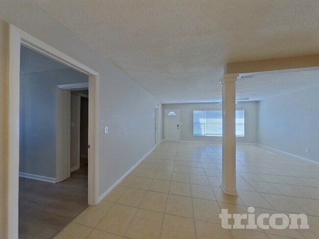 Building Photo - 1440 Overlea St