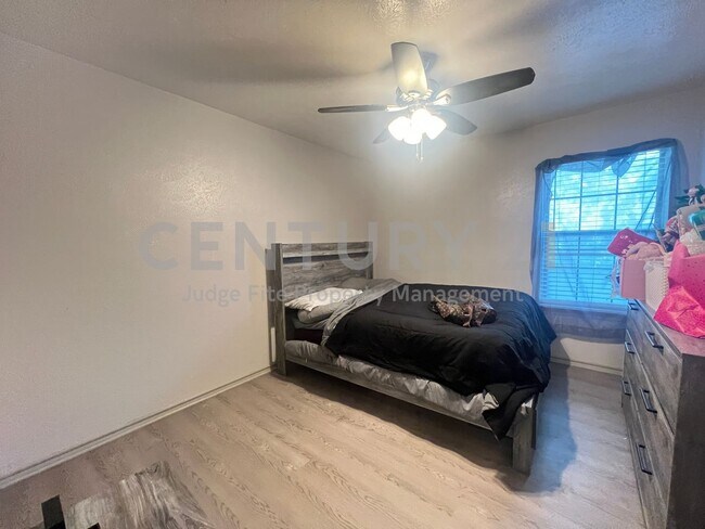Building Photo - Spacious 2/1.5 Apartment in Denton Ready for Immediate Occupancy!