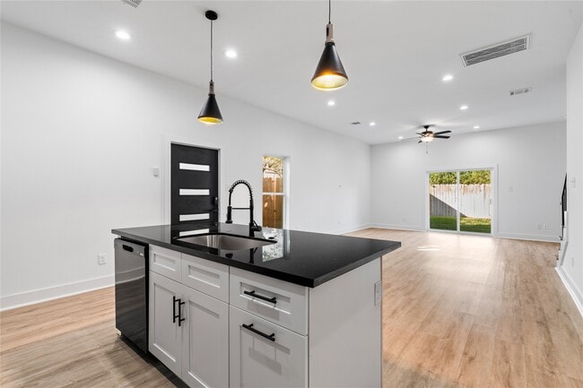 Building Photo - 2213 Lee St