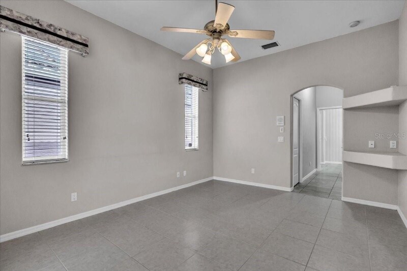 Building Photo - 3013 Royal Palm Dr