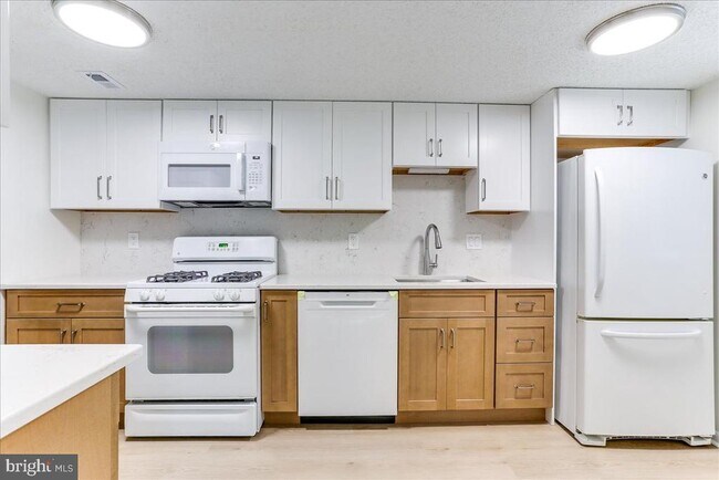 Building Photo - 11823 Breton Ct