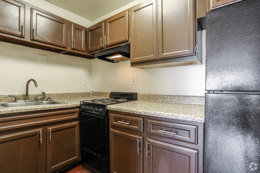 2 Bed/ 1 Bath Flat - 750 Sq Ft - Arlington Village