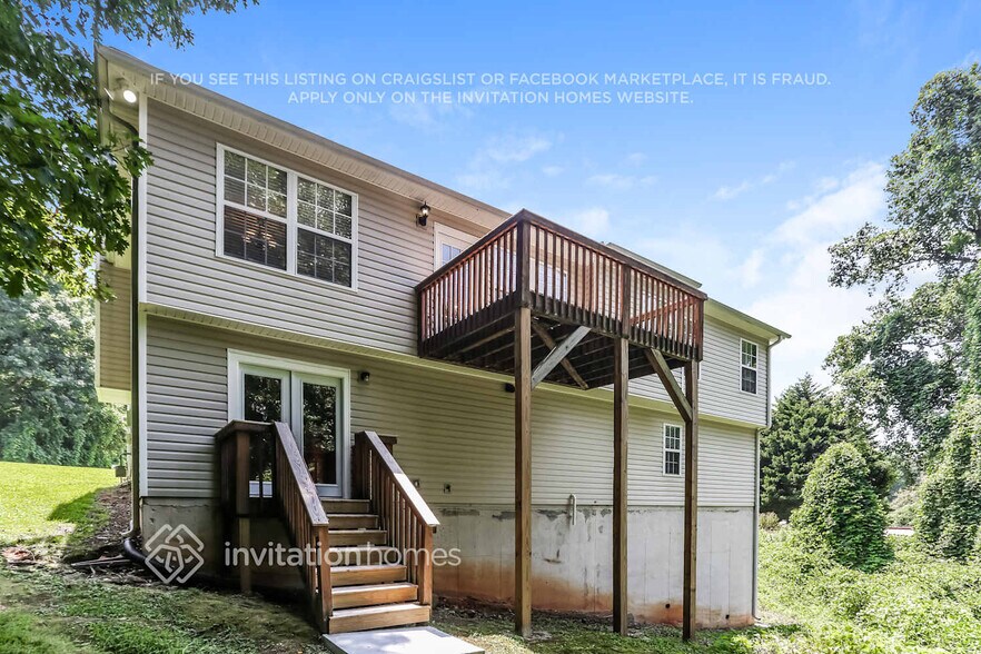 Building Photo - 3020 Maple Dr NW