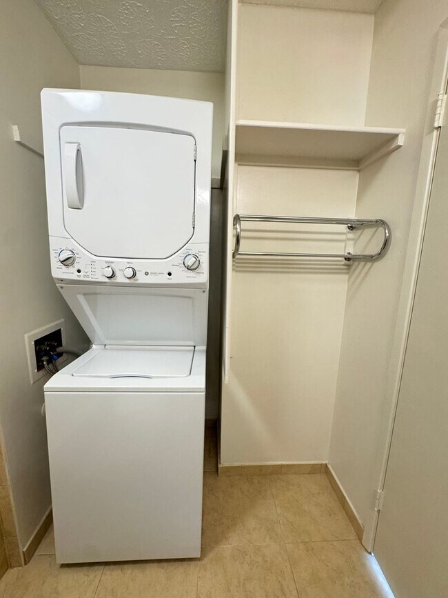 Building Photo - 1 BD/1 BA Condo In Honolulu!