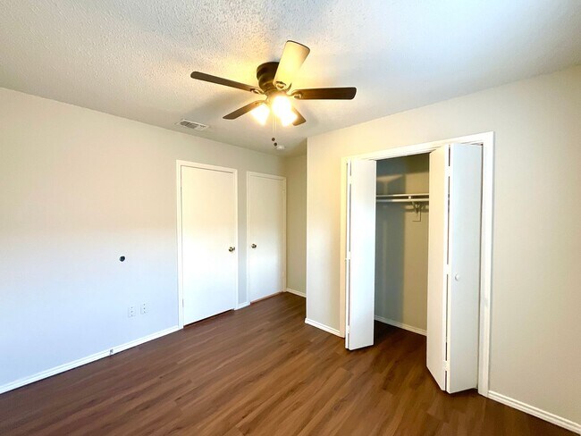 Building Photo - **APPLICATION RECEIVED** **MOVE IN SPECIAL!!** Spacious 2 Bedroom / 2 Bath Unit!