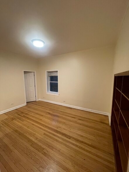 Building Photo - 5120 N Kenmore Ave