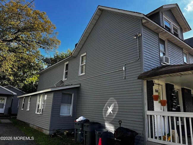 Building Photo - 644 Church St