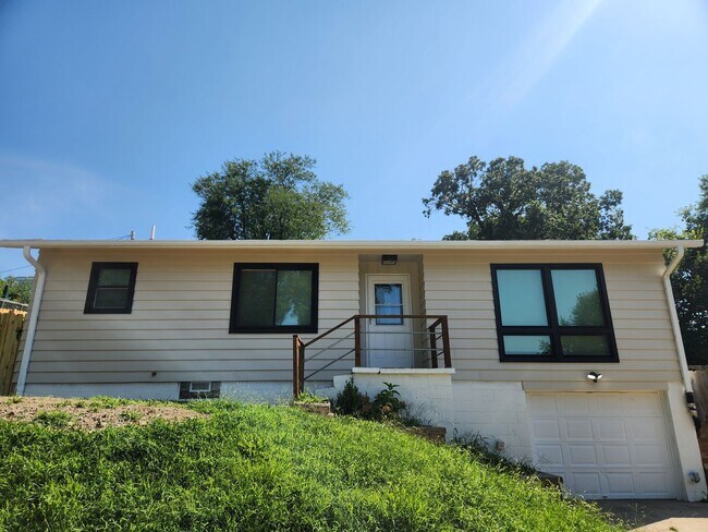 Primary Photo - 3/2/1 Newly remodeled Plattsmouth house!