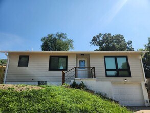 Building Photo - 3/2/1 Newly remodeled Plattsmouth house!