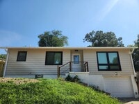 Building Photo - 3/2/1 Newly remodeled Plattsmouth house!