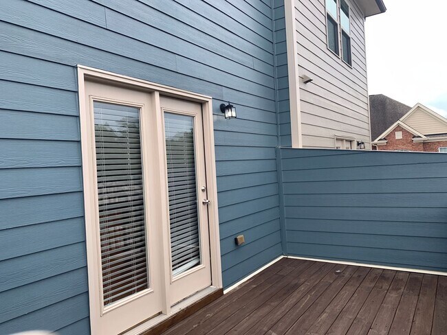 Building Photo - PRIME LOCATION, 3 Bedrooms Suites Apex TH Near HWY, Schools, Shops and Community Amenities!