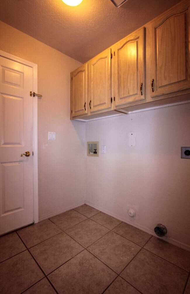 Building Photo - 653 Golden Hawk Dr
