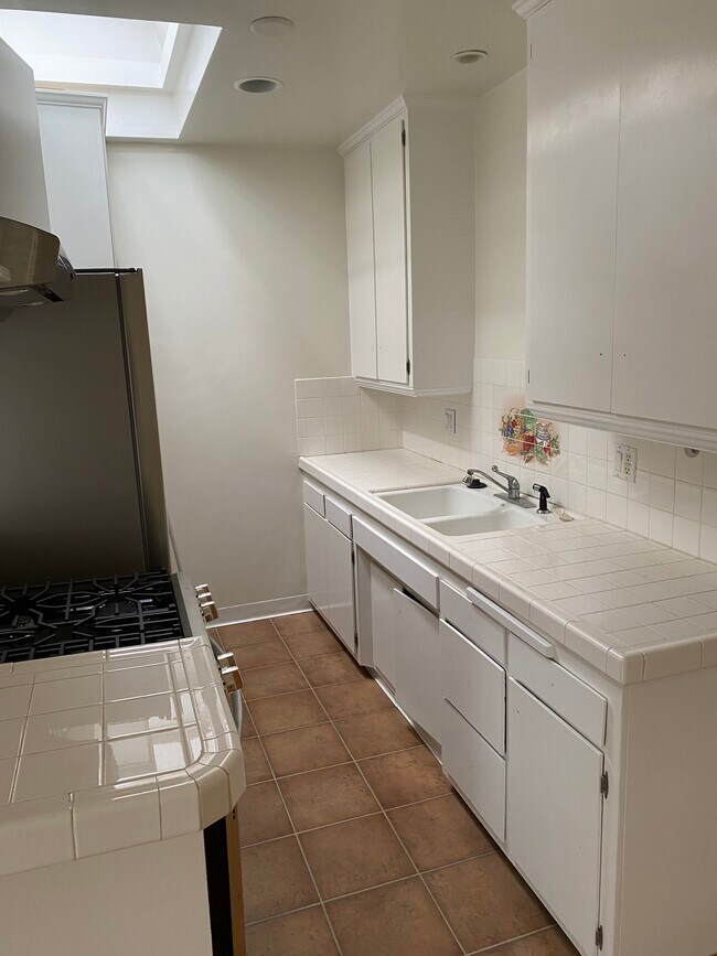 Kitchen counter - 1739 Washington Way