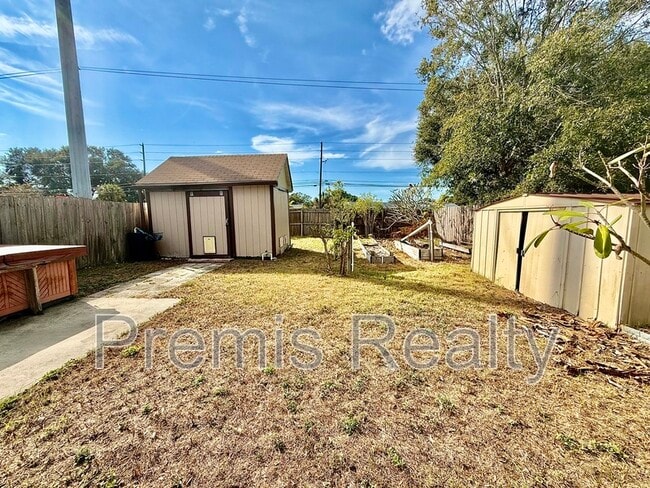 Building Photo - 747 Brook St NE