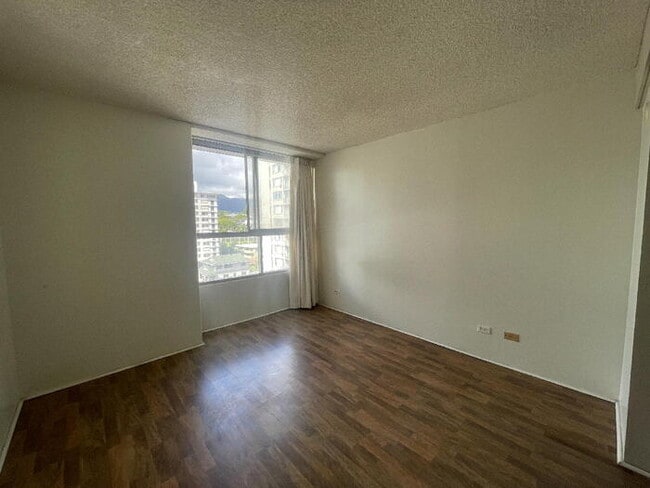 Building Photo - PUNAHOU TOWER 2/2/1 sec, W/D, pool, gym, s...