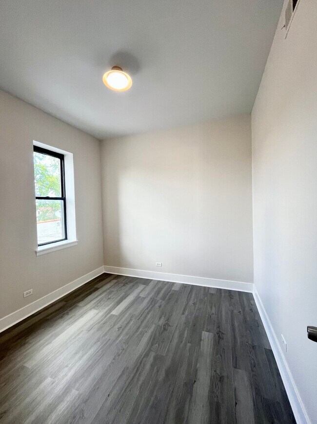 Building Photo - 2258 S Sacramento Ave