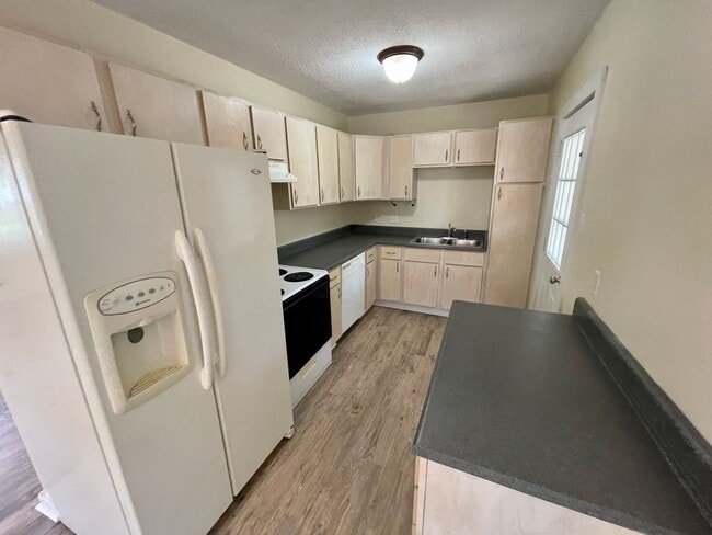 Building Photo - Convenient Location off Halls Mill