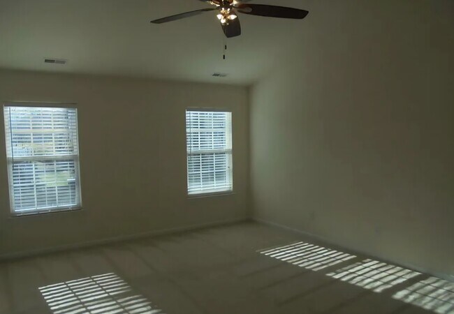 Building Photo - 2033 Cliffvale Dr
