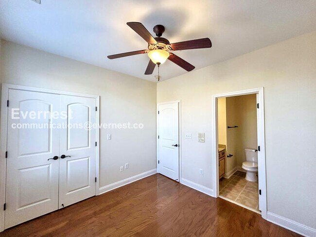 Building Photo - 2 Bed/4 Bath Condo with Detached Garage / Pet-Friendly / Available Now!