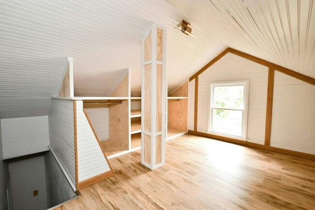 Building Photo - 1431 E Rouse Ave