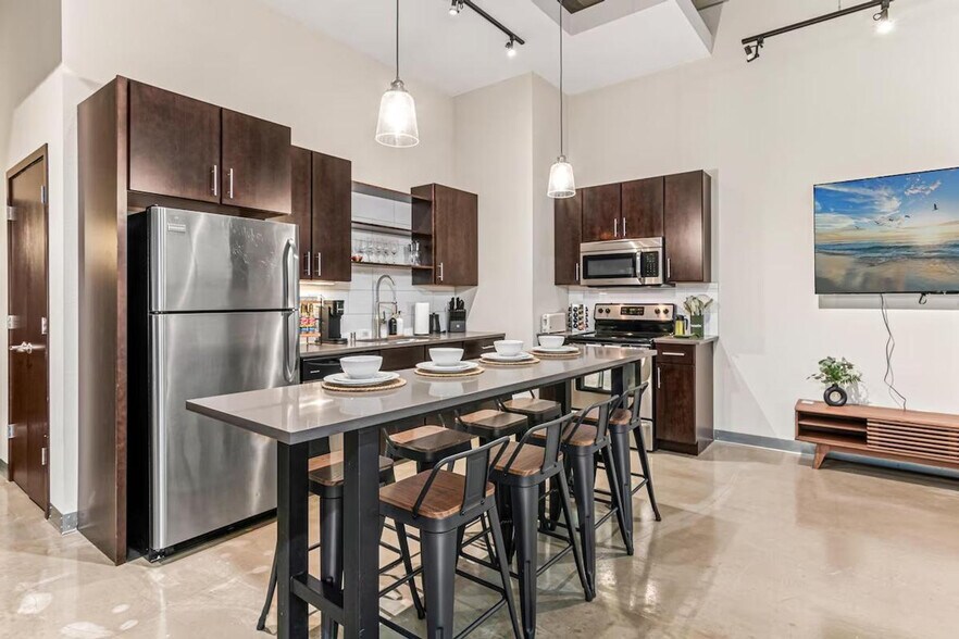 Building Photo - 301 N 7th Ave