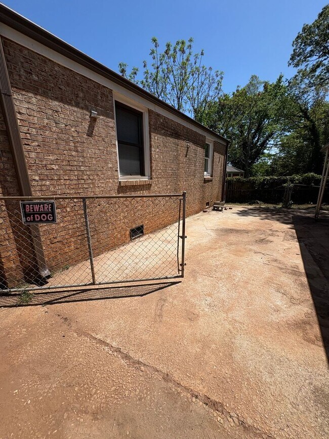 Building Photo - 3 Bedroom 2 Bath Home Near Augusta Road !!! Freshly Renovated