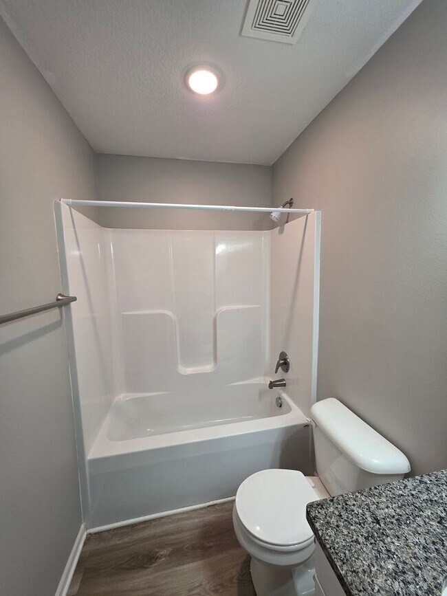 Building Photo - Inviting 3 Bedroom Townhome with Functional Layout