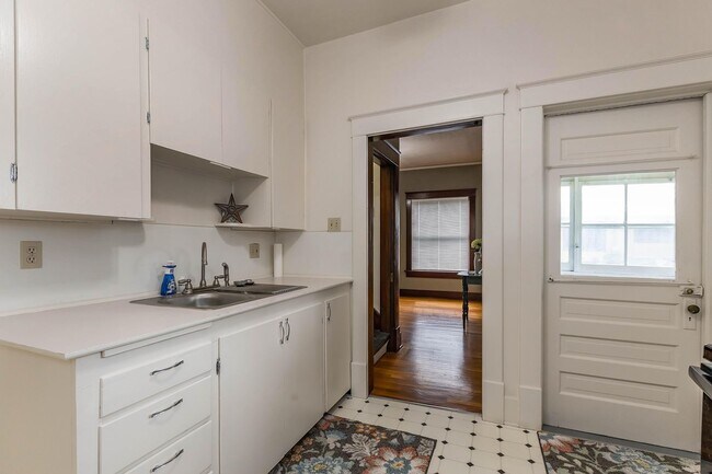 Building Photo - Charming Home - Close to Fort Riley