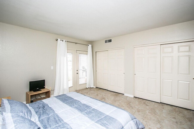 Building Photo - 1818 E Ranch Rd