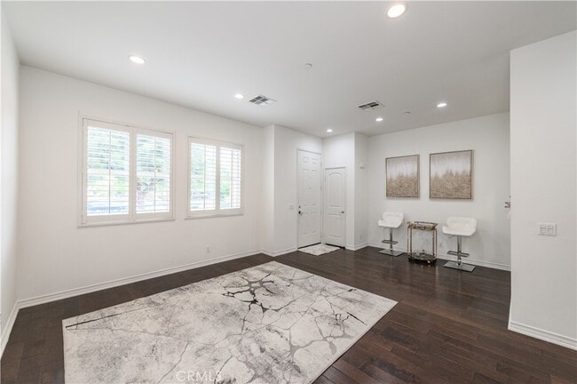 Building Photo - 31 Quartet-