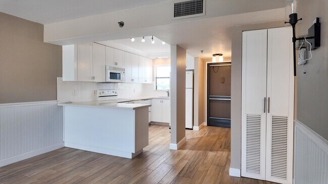 Building Photo - 4640 Lucerne Lakes Blvd W