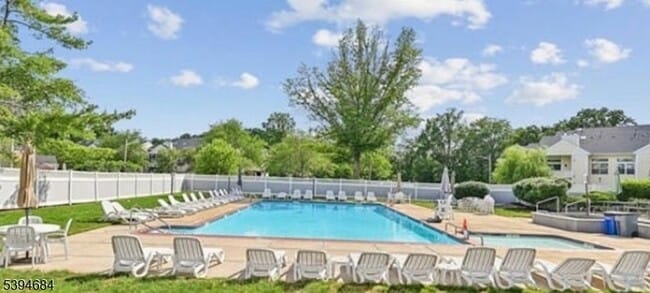 Building Photo - 131 Country Club Dr