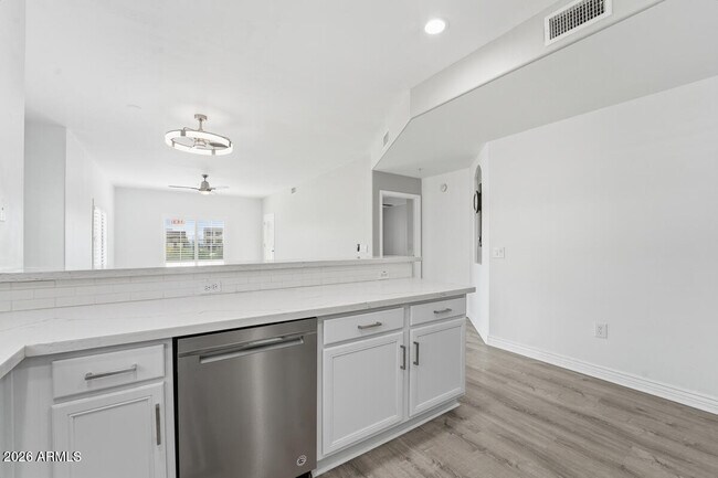 Building Photo - 5450 E Deer Valley Dr