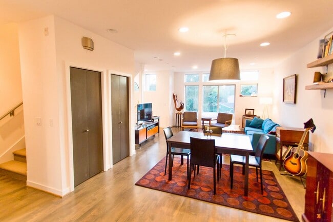 Building Photo - Greenwood Townhome