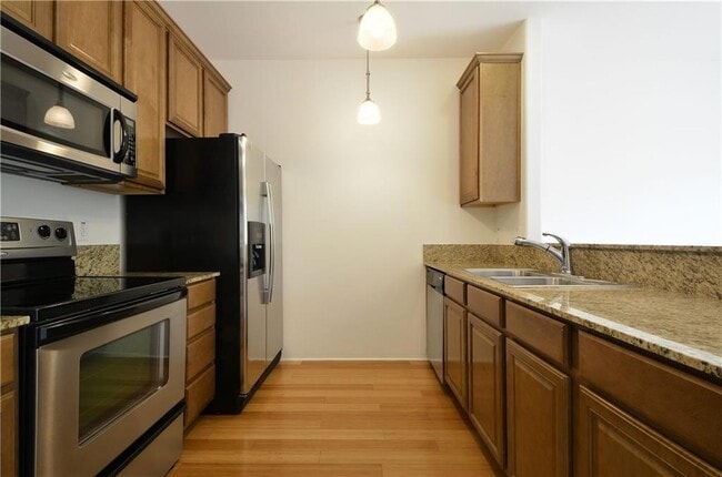 Building Photo - 13420 Lyndhurst St