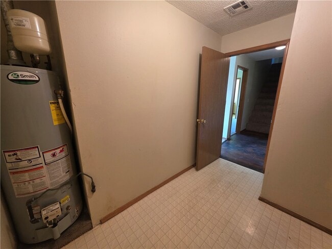 Building Photo - 2430 W Gum St