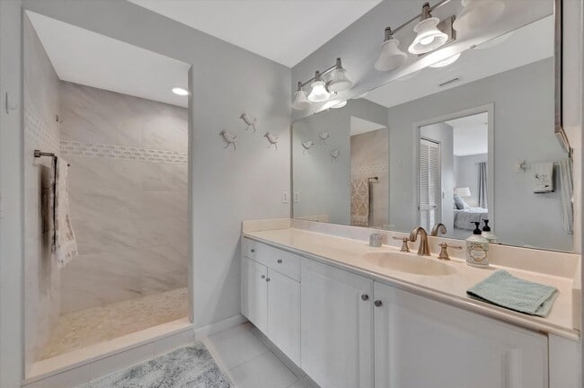 Building Photo - Golf Membership Included • 6-12 Months Lease • Furnished 2 Bedroom Condo