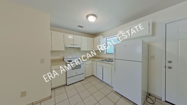 Building Photo - 126 Twin Trees Dr