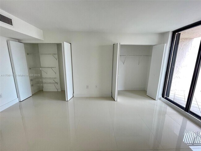 Building Photo - 540 Brickell Key Dr
