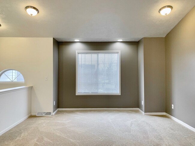 Building Photo - Four Bedroom Home in Kentwood