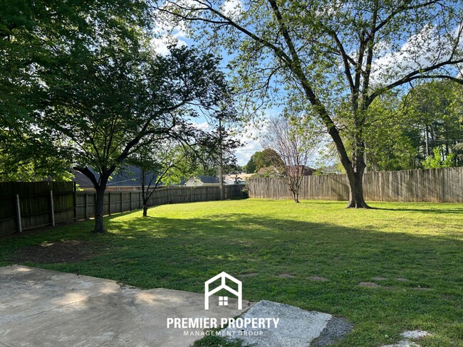 Building Photo - Spacious 4BR/2BA Southaven Home | Hardwood Floors, Fireplace & Fenced Yard with Shed