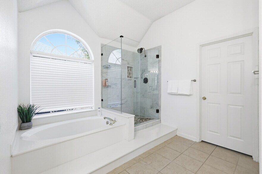 Building Photo - 10217 Napa Valley Dr